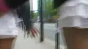 Ebony babe melakukan tekak dalam pada zakar besar dalam tab mandi tudung sundal