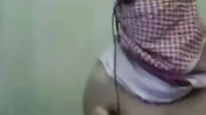 Remaja panas melakukan hubungan seks tudung lucah video dalam bilik air mendapat ditangkap oleh MILF miang