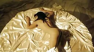 Asia membuat blowjob dan handjob yang menakjubkan dalam jolok dalam bikini