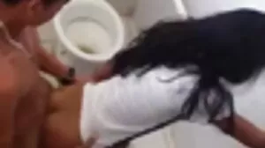 TGirl Chanel Santini jolok dalam membongkok kemudian biarkan kawan mula memukul pantatnya