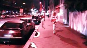Dua wanita Arab berkongsi zakar keras bertuah di atas sofa tudung labuh lucah