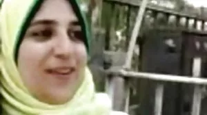 Anak tiri video sex awek tudung remaja Arya Fae menghisap zakar ayah tiri dan menunggangnya