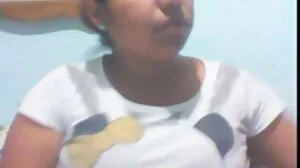 Keldai berminyak jolok tumblr berair melantun pada batang putih yang besar