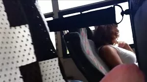 Orang cantik nakal Asia awek tudung lucah servis tangan eksplisit dengan lelaki hitam